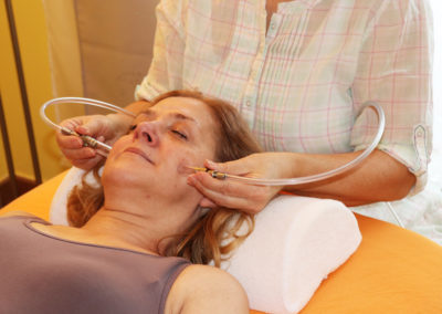 Pulsations-Therapie: kosmetische Gesichtsbehandlung